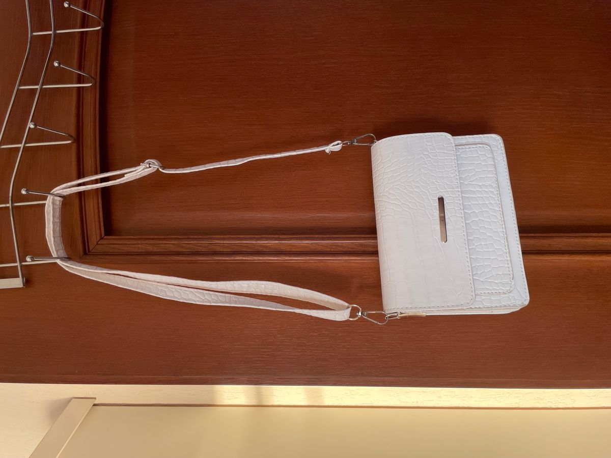 Çantë e bardhë me teksturë krokodili