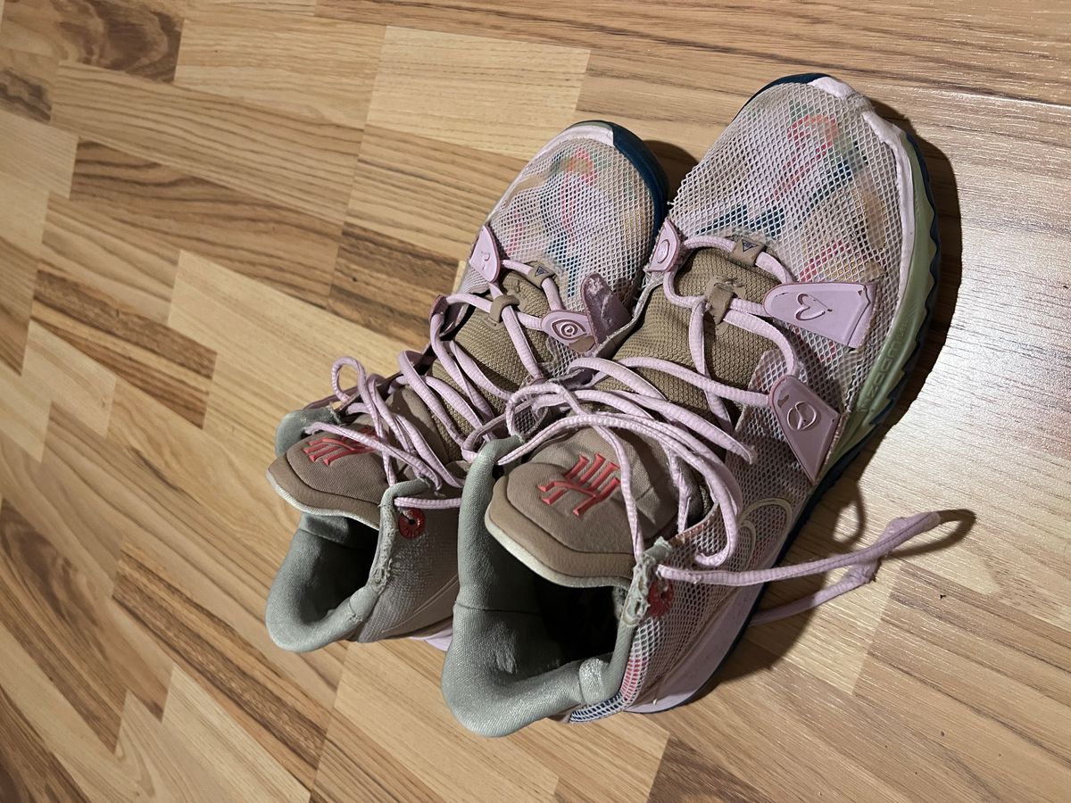 Kyrie 7, 1 world 1 people