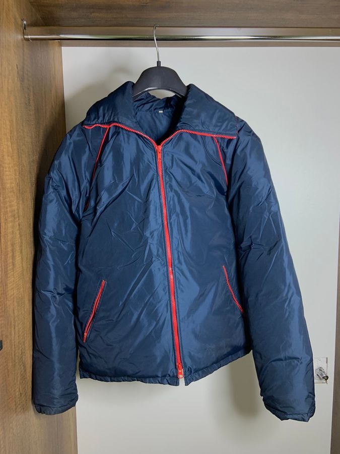 Xhaketë Vintage Puffer (Stili Retro Ski) – Ngjyrë e Kaltër e Errët me Detaje të Kuqe