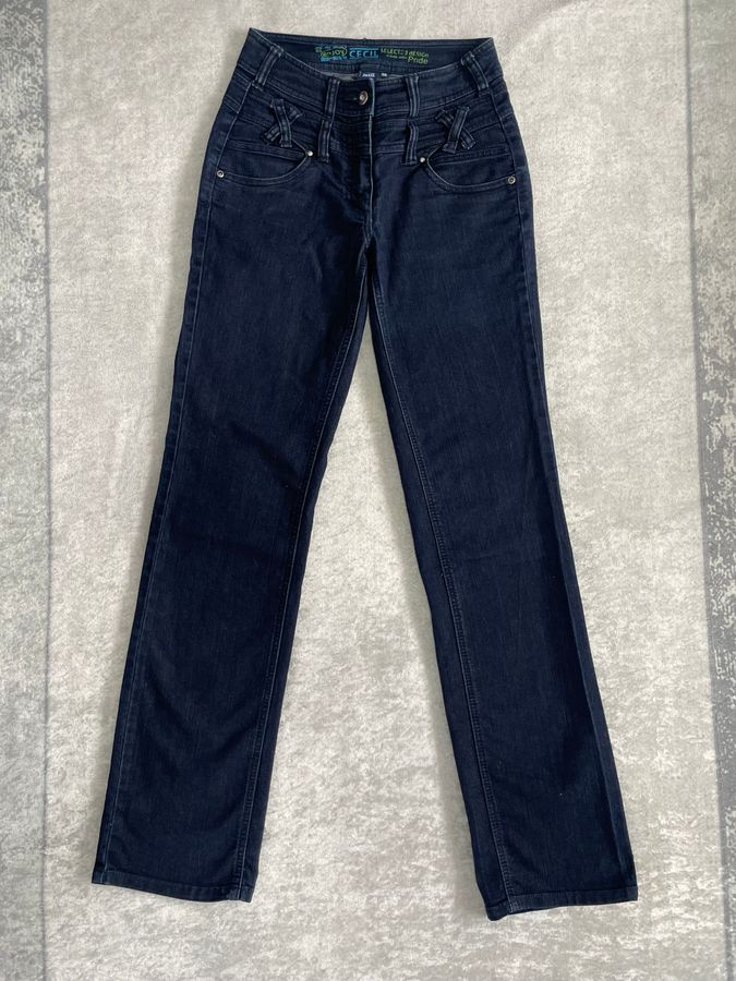 Xhinse (Farmerka) – Low waist, model shizi, denim i errët