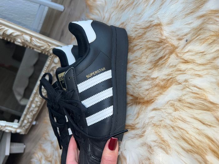 Adidas Superstar – një nga modelet më ikonike të Adidas. 3