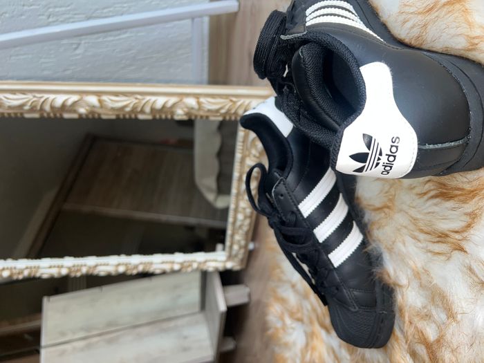 Adidas Superstar – një nga modelet më ikonike të Adidas. 2