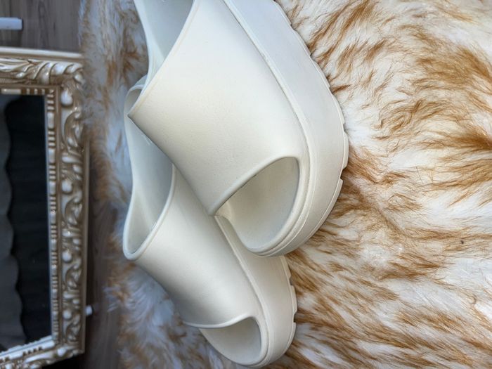 Slidet e trasha Zara në ngjyrë bezhë – Komoditet minimalist për çdo ditë 3