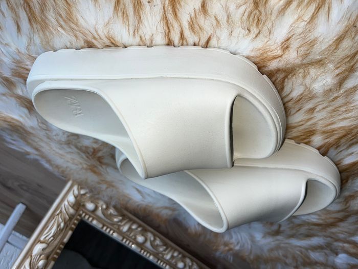 Slidet e trasha Zara në ngjyrë bezhë – Komoditet minimalist për çdo ditë 4
