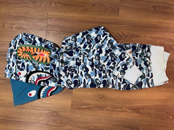 A BATHING APE HOODIE 4