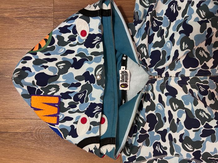 A BATHING APE HOODIE 2