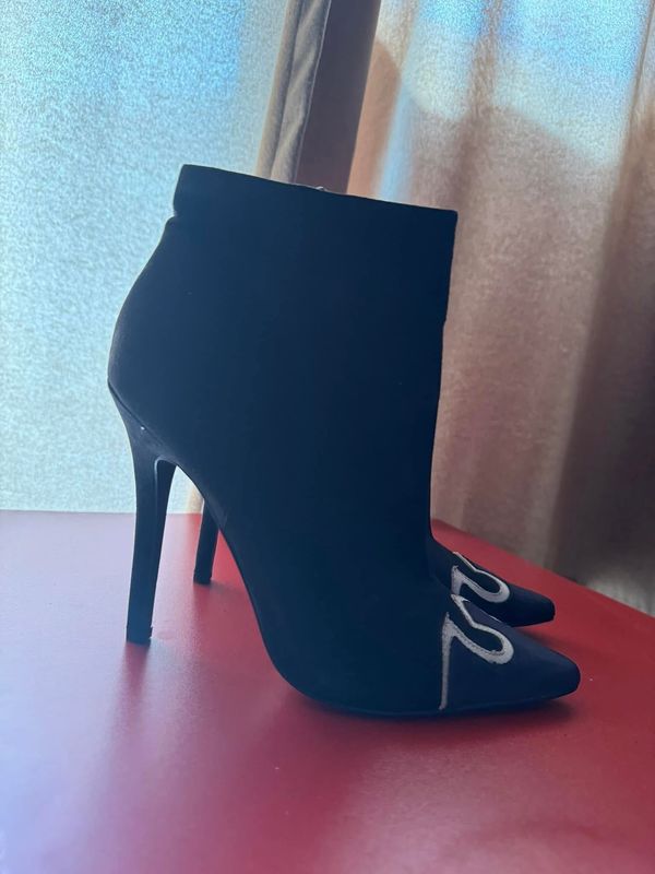 Forever 21 Qizme te shkurtra  5