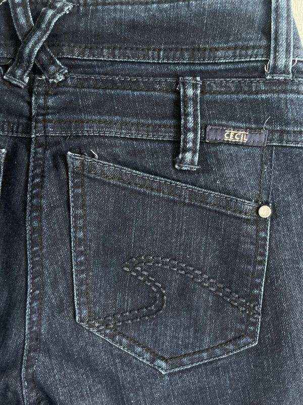 Xhinse (Farmerka) – Low waist, model shizi, denim i errët 4