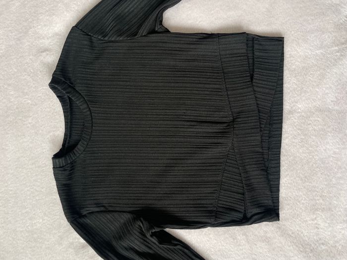 Bluzë crop top e zezë me teksturë 1