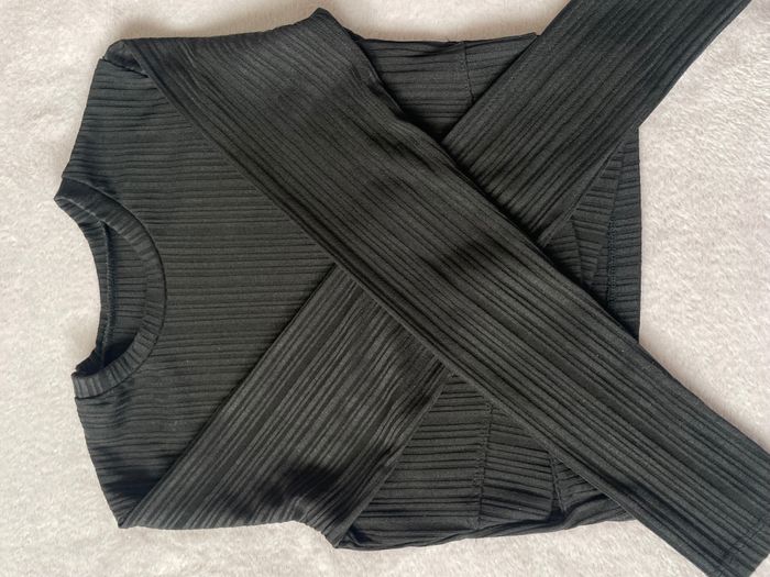 Bluzë crop top e zezë me teksturë 3