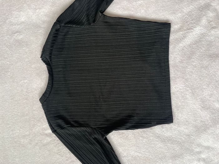 Bluzë crop top e zezë me teksturë 2