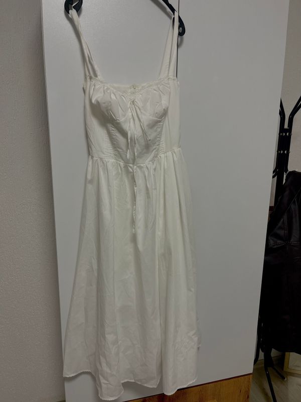  Fustan i bardhë shumë i bukur dhe komod. 1