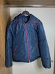 Xhaketë Vintage Puffer (Stili Retro Ski) – Ngjyrë e Kaltër e Errët me Detaje të Kuqe 1
