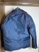Xhaketë Vintage Puffer (Stili Retro Ski) – Ngjyrë e Kaltër e Errët me Detaje të Kuqe 2
